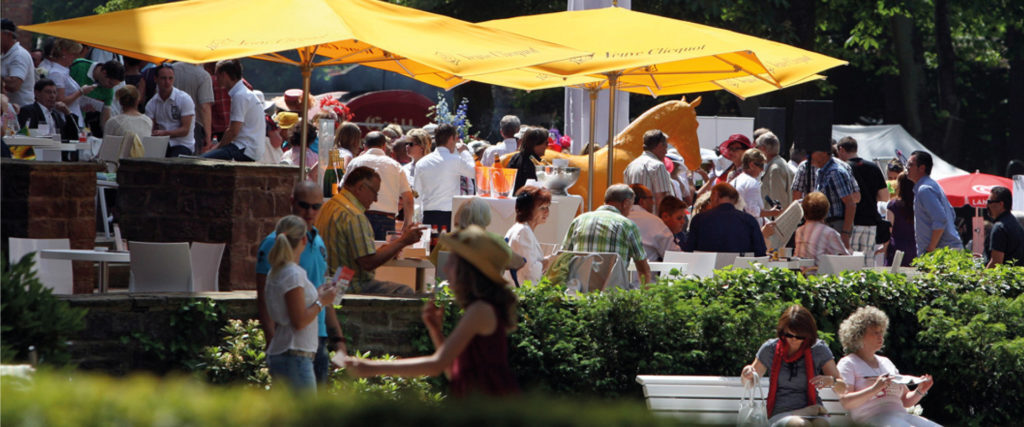 Besucher auf den Terrassen und im Biergarten